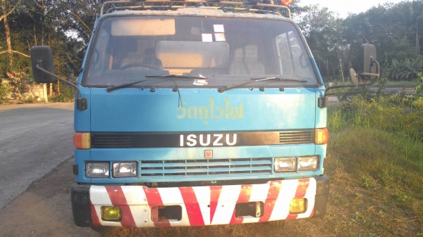 6ล้อบรรทุกน้ำมัน NKR 110แรงม้า รถคัทซีสวย เครื่องแน่นดี เล่มพร้อม ราคาคุยได้ 087-2976734 095-0403929