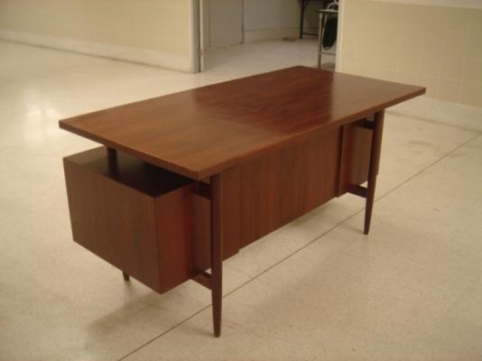 ขายโต๊ะทำงานขาเหลา