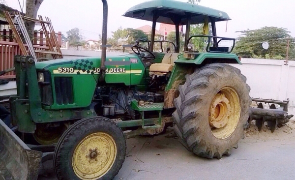 JOHN DEERE 5310 รถไถเพลาเดียว อุปกรณ์ครบ มีใบดันหน้า ผานพรวน 6 เครื่องยนต์ 55 แรงม้าแน่นดีแรงดี เกียร์เดิมๆ เดินหน้า 9 เกียร์ ถอยหลัง 3 เกียร์ใช้งานง่ายคล่องตัวสุดๆครับ ช่วงล่างแน่น ยางสภาพดี 4 เส้นหน้าหลังประมาณ 70\% เอกสารใบอินวอย ราคาต่อรองได้ครับ