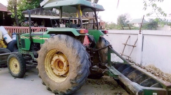 JOHN DEERE 5310 รถไถเพลาเดียว อุปกรณ์ครบ มีใบดันหน้า ผานพรวน 6 เครื่องยนต์ 55 แรงม้าแน่นดีแรงดี เกียร์เดิมๆ เดินหน้า 9 เกียร์ ถอยหลัง 3 เกียร์ใช้งานง่ายคล่องตัวสุดๆครับ ช่วงล่างแน่น ยางสภาพดี 4 เส้นหน้าหลังประมาณ 70\% เอกสารใบอินวอย ราคาต่อรองได้ครับ
