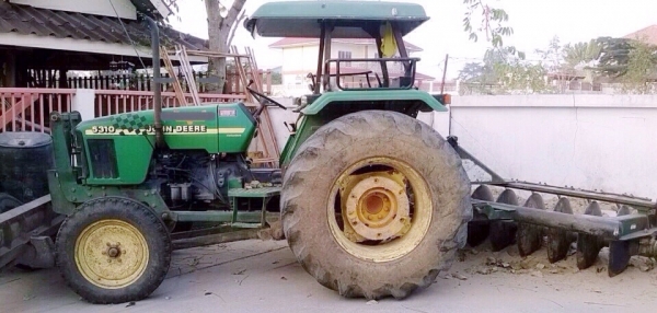 JOHN DEERE 5310 รถไถเพลาเดียว อุปกรณ์ครบ มีใบดันหน้า ผานพรวน 6 เครื่องยนต์ 55 แรงม้าแน่นดีแรงดี เกียร์เดิมๆ เดินหน้า 9 เกียร์ ถอยหลัง 3 เกียร์ใช้งานง่ายคล่องตัวสุดๆครับ ช่วงล่างแน่น ยางสภาพดี 4 เส้นหน้าหลังประมาณ 70\% เอกสารใบอินวอย ราคาต่อรองได้ครับ