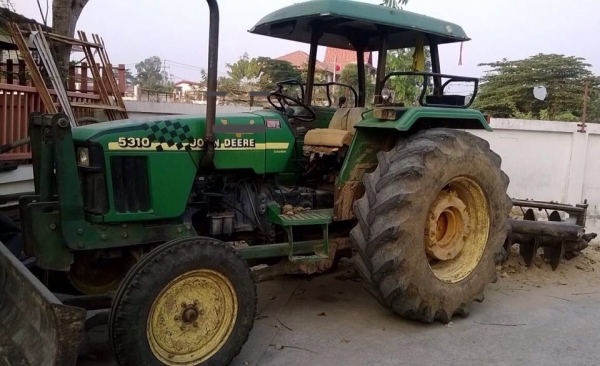 JOHN DEERE 5310 รถไถเพลาเดียว อุปกรณ์ครบ มีใบดันหน้า ผานพรวน 6 เครื่องยนต์ 55 แรงม้าแน่นดีแรงดี เกียร์เดิมๆ เดินหน้า 9 เกียร์ ถอยหลัง 3 เกียร์ใช้งานง่ายคล่องตัวสุดๆครับ ช่วงล่างแน่น ยางสภาพดี 4 เส้นหน้าหลังประมาณ 70\% เอกสารใบอินวอย ราคาต่อรองได้ครับ