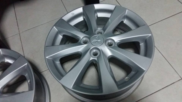 ขายล้อแม็กป้ายแดง mitsu mirage mc 15x"x5" et46 4 รู 100 ไม่มีรอย ไม่คด ไม่ดุ้ง  สนใจติดต่อเล็กคลองสามครับ 081-3747940