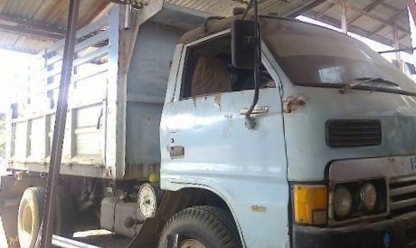 ISUZU KS22 - 110 HP 4BC1 หกล้อดั๊มพ์ กระบะดั๊มพ์เหล็กคอกสูง 5 ตันความยาว 3.60 เมตรสภาพดีไม่มีผุกร่อนครับ ช่วงล่างใหญ่คานหน้าและเฟืองท้ายติด F หกน็อตแล้วครับ เครื่องแรงดีมาก หัวเก๋งไม่ผุภายในเก๋งคอนโซลครบ มีเครื่องเสียง วิทยุ CD ครบพร้อม ช่วงล่างคัชซีไม่บว