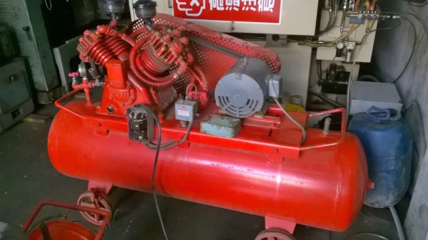 ขายปั้มลมญี่ปุ่นสวยๆ 5 แรง 4 สูบ ถังใหญ่ 260 ลิตร รุ่นแรงดันสูง ขายปั้มลมญี่ปุ่นสวยๆ 5 แรง 4 สูบ ถังใหญ่ 260 ลิตร รุ่นแรงดันสูง