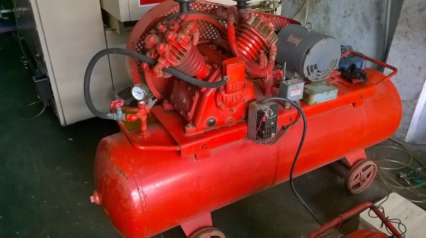 ขายปั้มลมญี่ปุ่นสวยๆ 5 แรง 4 สูบ ถังใหญ่ 260 ลิตร รุ่นแรงดันสูง