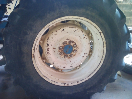 ขายรถไถฟอร์ด รุ่น 6610 แรง เสืยราย อุปกรณ์ ผานหน้าหลังราคา 389000 บาท