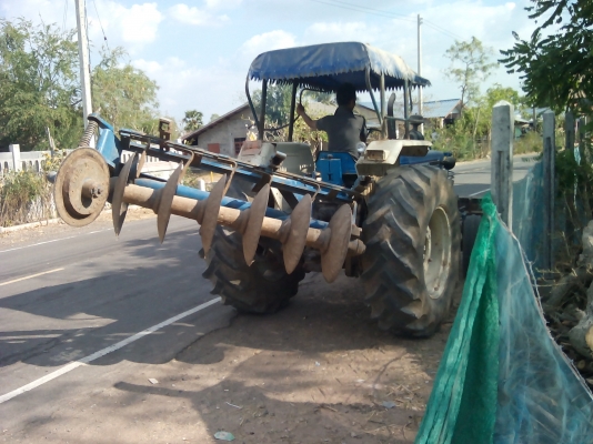 ขายรถไถฟอร์ด รุ่น 77 แรงT5 เสืยเรียบ อุปกรณ์ ผานหน้าหลัง