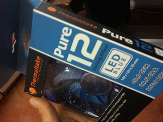 ขายพัดพัดลมใช้ไฟ 12 โวลหลอดLED  มี สีแดงกับสีฟ้าครับ120MM