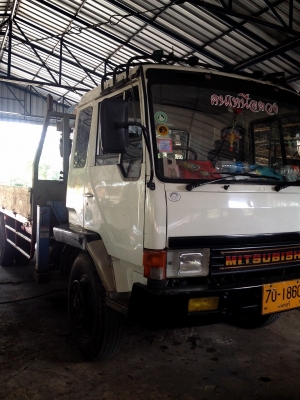 รถบบรทุกติดเครน มิตซูบิชิ 6 ล้อ