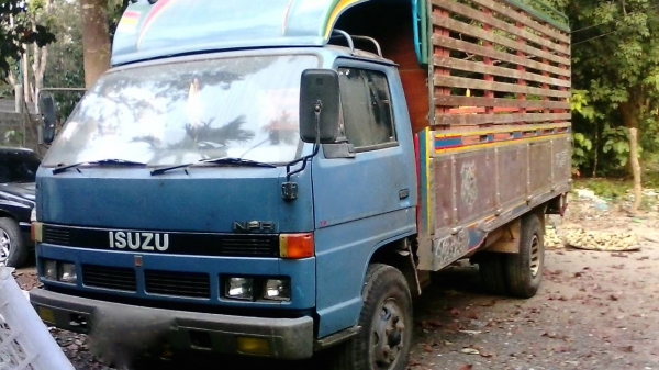 รถอีซูซุ 6 ล้อ รั้ว ( ไม่ดั้ม )  NPR59L  -  115 แรงม้า. ปี 36 สนใจติดต่อ  081 - 6079515