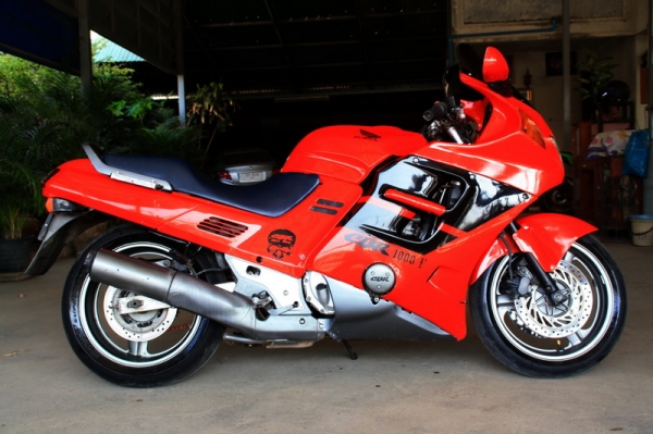 ขาย CBR 1000 F เดิมๆ เครื่องดี สภาพสวย  ทะเบียนแท้พร้อมโอน 79000