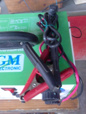 เครื่องชาร์ท BATTERY  ใหม่ๆ ใช้ไฟ 220 V. ชาร์ท BATT ขนาด  6 ,12 ,24  โวลท์  ติดต่อ 081-427-3941