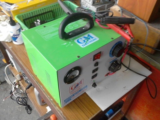 เครื่องชาร์ท BATTERY  ใหม่ๆ ใช้ไฟ 220 V. ชาร์ท BATT ขนาด  6 ,12 ,24  โวลท์  ติดต่อ 081-427-3941