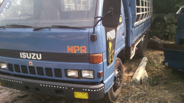 ลดราคาครับ เหลือ 310,000 บาท  รถบรรทุก 6 ล้อ ISUZU สภาพสวย พร้อมใช้งาน