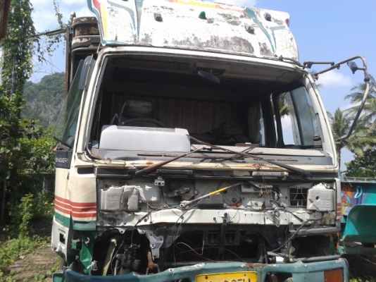 สิบล้ออีโน่F18เพลาเดียว   รถชนหน้าแต่ไม่หนัก ซ่อมได้หัว  เล่มพร้อม