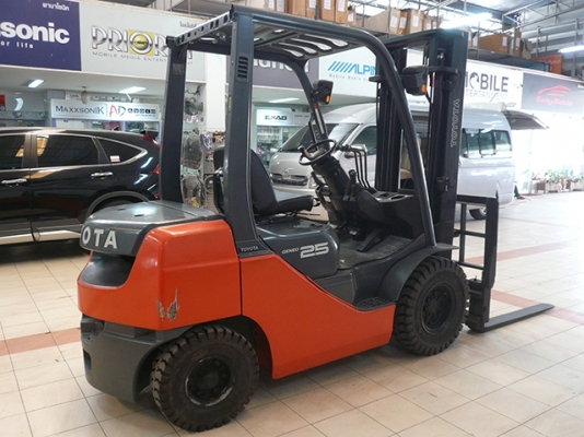 ขายรถโฟล์คลิฟท์ TOYOTA รุ่น 8FG25 ราคา 370,000 บาท นำเข้าจากประเทศญี่ปุ่น 100\% ไม่เคยใช้งานในประเทศไทย