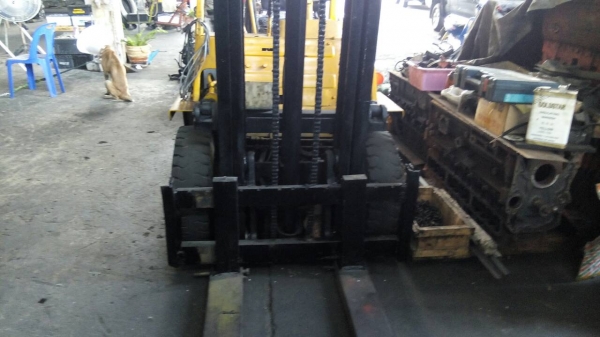 ขายรถโฟลลิฟขนาด2ตันยกสูง3เมตร สภาพดีใช้งานได้ดี