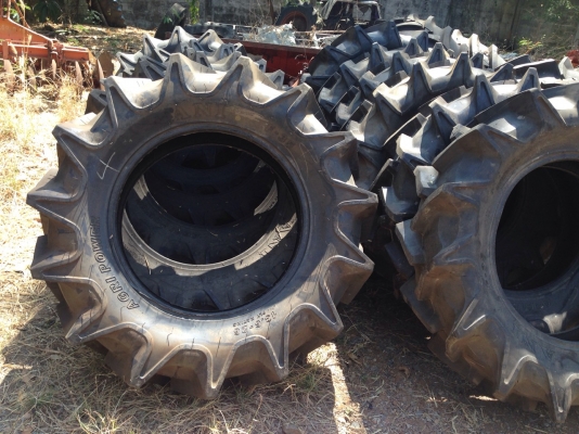 ** ราคา 6,500 บาทเท่านั้น ** ยางใหม่ ยางหลังรถไถขอบ26 ขนาด 13.6-26 ลายก้าง