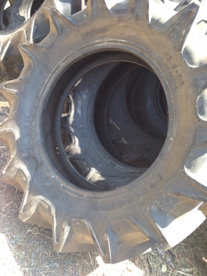 ** ราคา 6,500 บาทเท่านั้น ** ยางใหม่ ยางหลังรถไถขอบ26 ขนาด 13.6-26 ลายก้าง