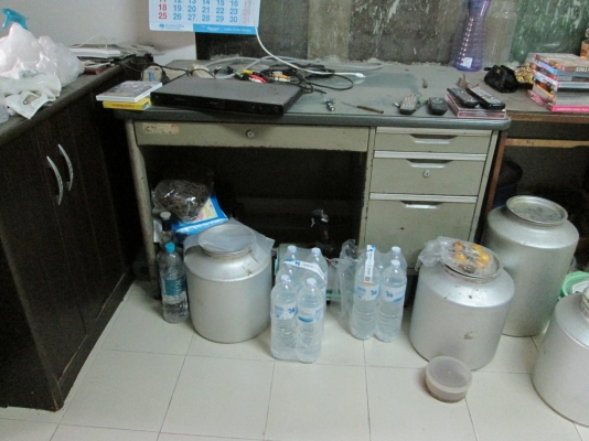 เฮียวัลลภครับ โต๊ะเหล็กสภาพดี  มีกระจกวางพร้อมใช้    ขายถูก 1800บาท