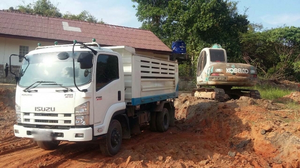 รถอีซูซุ 6 ล้อดั้ม FRR  210 แรงม้า. ปี 55  ( รถวิ่ง 4x,xxx กว่า กม. )    สนใจติดต่อ  081 - 6079515