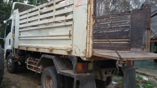 รถอีซูซุ 6 ล้อดั้ม FRR  210 แรงม้า.  ( รถวิ่ง 14x,xxx กว่า กม. )    สนใจติดต่อ  081 - 6079515