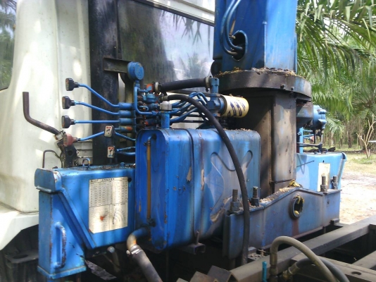 รถมิตซู 6 ล้อดั้ม  165 แรงม้า.  ( ติดเครน 4 ตัน. )   สนใจติดต่อ  081 - 6079515