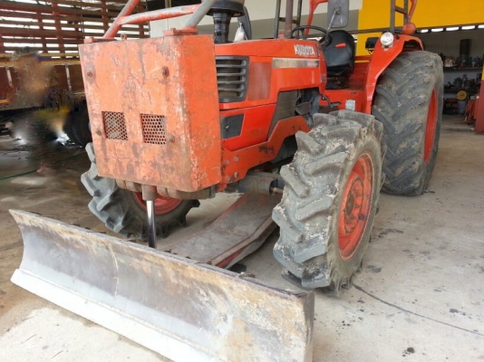 รถไถ KUBOTA  M9000. 2 เพลา.    ( รถทำงาน 5,xxx ชม. )    สนใจติดต่อ  081 - 6079515