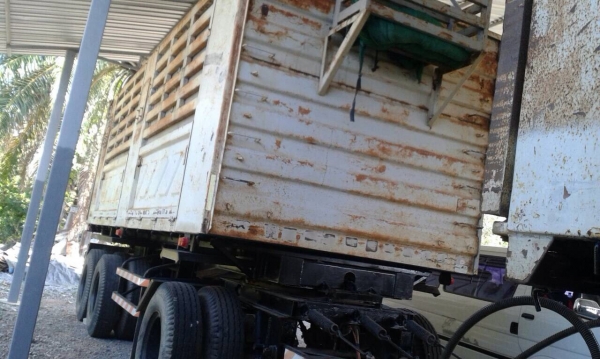 รถอีซูซุ 10 ล้อดั้ม  320 แรงม้า. ปี 50  ( ขายแม่ , ลูก )  ,  ( รถวิ่ง 2xx,xxx กว่า กม. )    สนใจติดต่อ  081 - 6079515