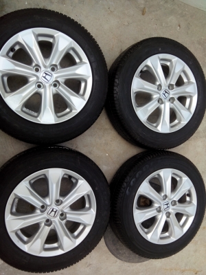 ขายล้อเดิมhonda jazzป้ายแดงขอบ15 ตุมยางยังอยู่ ข่นยังติด