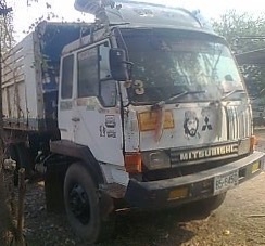 MITSUBISHI FUSO FN527 - 195 HP 6D16 TD 5704 สิบล้อดั๊มพ์ 2 เพลา กระบะดั๊มพ์เหล็ก 12 ตันสภาพดีพื้นไม่บุบไม่มีผุพร้อมบรรทุกหนักได้เลยครับ เครื่องแห้งแรงดี ภายในเก๋งคอนโซลครบพร้อมมีผุบ้างเล็กน้อยครับไม่มาก พวงมาลัยเพาเวอร์ ระบบเบรคทริ๊ปฟี้ ช่วงล่างเพลาบุ๋มเบ