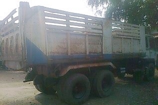 MITSUBISHI FUSO FN527 - 195 HP 6D16 TD 5704 สิบล้อดั๊มพ์ 2 เพลา กระบะดั๊มพ์เหล็ก 12 ตันสภาพดีพื้นไม่บุบไม่มีผุพร้อมบรรทุกหนักได้เลยครับ เครื่องแห้งแรงดี ภายในเก๋งคอนโซลครบพร้อมมีผุบ้างเล็กน้อยครับไม่มาก พวงมาลัยเพาเวอร์ ระบบเบรคทริ๊ปฟี้ ช่วงล่างเพลาบุ๋มเบ