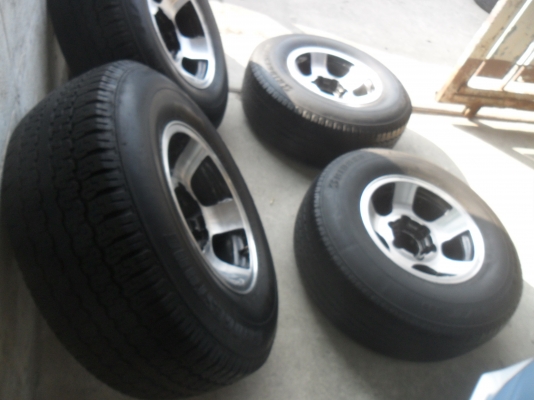 ล้อแม็ก 15นิ้ว 6รู พร้อมยาง สวยๆ 4 ล้อ ราคา 6700 บาท