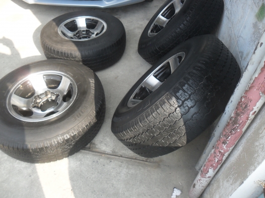 ล้อแม็ก 15นิ้ว 6รู พร้อมยาง สวยๆ 4 ล้อ ราคา 6700 บาท