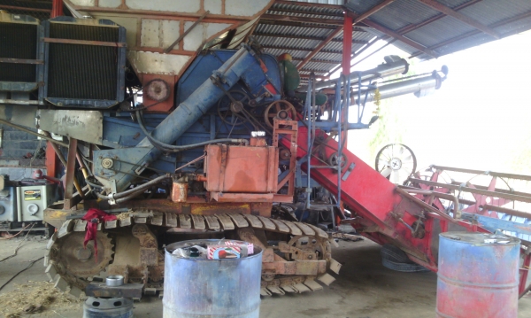 รถเกี่ยวข้าว  เครื่อง  175  เทอร์โบ   ช่วงล่างใหญ่  เครื่องดี