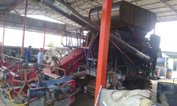 รถเกี่ยวข้าว  เครื่อง  175  เทอร์โบ   ช่วงล่างใหญ่  เครื่องดี