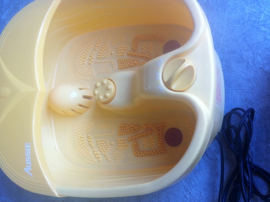 เครื่องทำสปาเท้าที่บ้าน เป็นการช่วยผ่อนคลายเท้าด้วยการทำสปา มีระบบนวดแบบสั่นและฟองอากาศช่วยการนวด