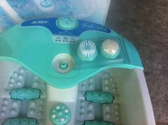 เครื่องทำสปาเท้าที่บ้าน เป็นการช่วยผ่อนคลายเท้าด้วยการทำสปา มีระบบนวดแบบสั่นและฟองอากาศช่วยการนวด