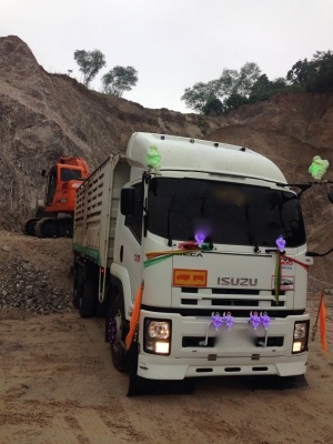 รถอีซูซุ 10 ล้อดั้ม FVZ 300 แรงม้า. ปี 55 ( รถวิ่ง 1xx,xxx กม. )    สนใจติดต่อ  081 - 6079515