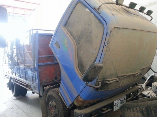 ขาย6ล้อ อีซูซุNPR เครื่อง135แรง ยาว4.30ม เครื่องดี คัชซีสวย ยางดี ภายในสวย แอร์เย็น สภาพพร้อมใช้งาน เอกสารพร้อมโอน จัดไฟแนนซ์ได้ เงื่อนไขง่ายๆวันเดียวรับรถ สนใจโทร 090-8588220คุณนะ 093-3258446คุณบิวตี้ ID:narong498 หรือ www.truck.in.th/498 หรือfb:ณรงค์ ซื