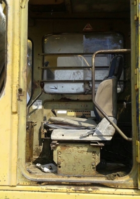 KOMATSU PC 100-2 รถบอดี้สวยเดิมดีมากๆครับ เครื่องเดิมปั๊มเดิมทำงานได้ดี ภายในเก๋งสะอาดสวย คอนโทรลยาวขับง่ายคล่องตัวดี ภายนอกบูมอาร์มสวยๆไม่ปะไม่ดาม ช่วงล่างเอวแน่น โรลเลอร์โซ่บูทใบแทรกสภาพดีประมาณ 60\% เหลมไม่มีผุเลยครับ เอกสารสัญญาซื้อขาย ราคาต่อรองได้ครั