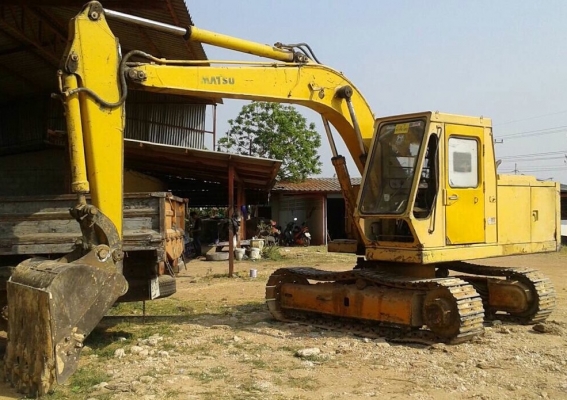 KOMATSU PC 100-2 รถบอดี้สวยเดิมดีมากๆครับ เครื่องเดิมปั๊มเดิมทำงานได้ดี ภายในเก๋งสะอาดสวย คอนโทรลยาวขับง่ายคล่องตัวดี ภายนอกบูมอาร์มสวยๆไม่ปะไม่ดาม ช่วงล่างเอวแน่น โรลเลอร์โซ่บูทใบแทรกสภาพดีประมาณ 60\% เหลมไม่มีผุเลยครับ เอกสารสัญญาซื้อขาย ราคาต่อรองได้ครั