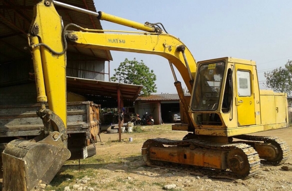 KOMATSU PC 100-2 รถบอดี้สวยเดิมดีมากๆครับ เครื่องเดิมปั๊มเดิมทำงานได้ดี ภายในเก๋งสะอาดสวย คอนโทรลยาวขับง่ายคล่องตัวดี ภายนอกบูมอาร์มสวยๆไม่ปะไม่ดาม ช่วงล่างเอวแน่น โรลเลอร์โซ่บูทใบแทรกสภาพดีประมาณ 60\% เหลมไม่มีผุเลยครับ เอกสารสัญญาซื้อขาย ราคาต่อรองได้ครั