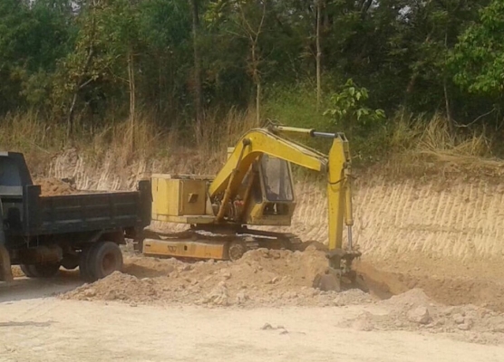 KOMATSU PC 100-2 รถบอดี้สวยเดิมดีมากๆครับ เครื่องเดิมปั๊มเดิมทำงานได้ดี ภายในเก๋งสะอาดสวย คอนโทรลยาวขับง่ายคล่องตัวดี ภายนอกบูมอาร์มสวยๆไม่ปะไม่ดาม ช่วงล่างเอวแน่น โรลเลอร์โซ่บูทใบแทรกสภาพดีประมาณ 60\% เหลมไม่มีผุเลยครับ เอกสารสัญญาซื้อขาย ราคาต่อรองได้ครั