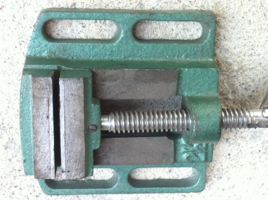 ปากกาจับชิ้นงานบนแท่นสว่าน หรือยึดบนโต้ะได้ ใช้จับชิ้นงานในการเจาะ ทำเกลี่ยว อื่นๆ