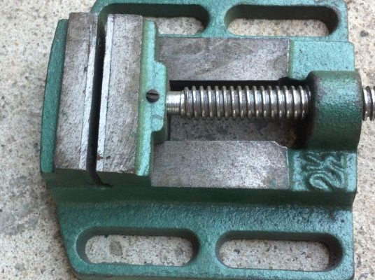 ปากกาจับชิ้นงานบนแท่นสว่าน หรือยึดบนโต้ะได้ ใช้จับชิ้นงานในการเจาะ ทำเกลี่ยว อื่นๆ