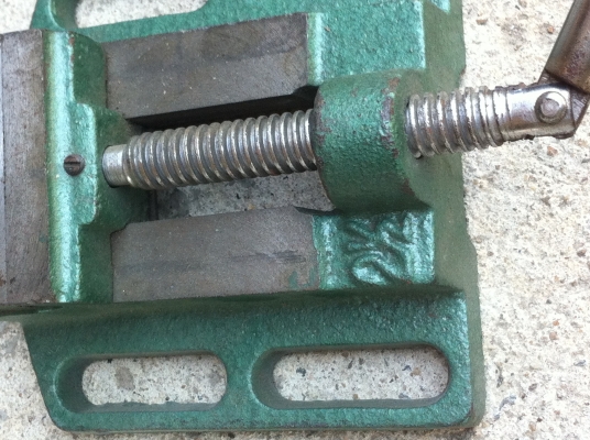 ปากกาจับชิ้นงานบนแท่นสว่าน หรือยึดบนโต้ะได้ ใช้จับชิ้นงานในการเจาะ ทำเกลี่ยว อื่นๆ