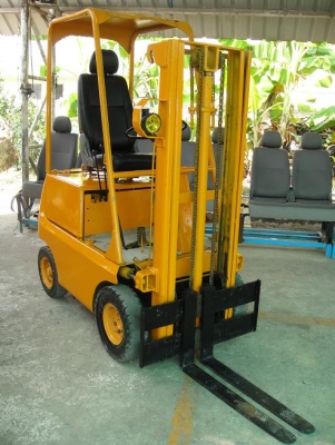 ....ขาย โฟลคลิฟขนาดเล็กยกได้ 3 เมตร ดีเซล ขนาด1ตัน เหมาะสถานที่แคบๆ...........................