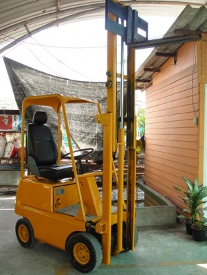 ....ขาย โฟลคลิฟขนาดเล็กยกได้ 3 เมตร ดีเซล ขนาด1ตัน เหมาะสถานที่แคบๆ...........................